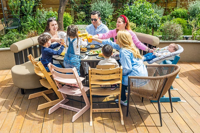 Brunch στο Green Park με το καρεκλάκι Tripp Trapp της Stokke