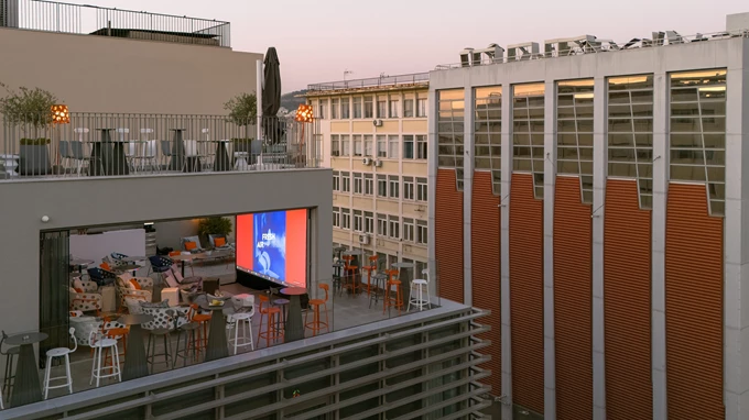 Το θερινό σινεμά στο Fresh Hotel της οδού Αθηνάς 2