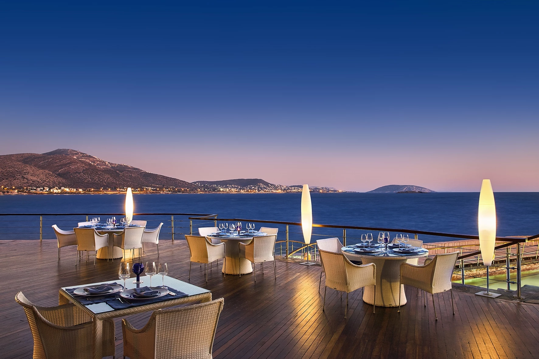 Πώς είναι να τρως σε ένα από τα ομορφότερα ντεκ της Αθηναϊκής Ριβιέρας