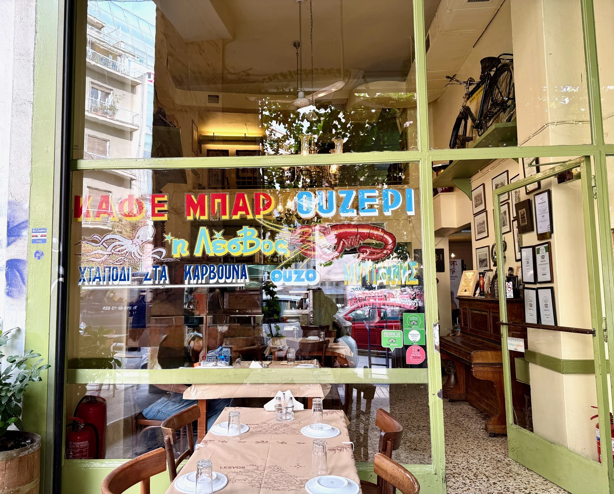 Στη 'Λέσβο' των Εξαρχείων ζει ακόμα το αυθεντικό ουζερί