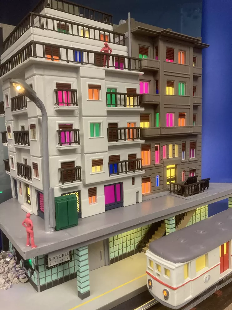 Art Zone 42: Ανδρέας Finch (Finch of Athens), "Victoria's Secret", 2025, 3d printing, πλαστικό, τσιμέντο, πλεξιγκλάς, ξύλο), 50Υ x 40 x 35 εκ.