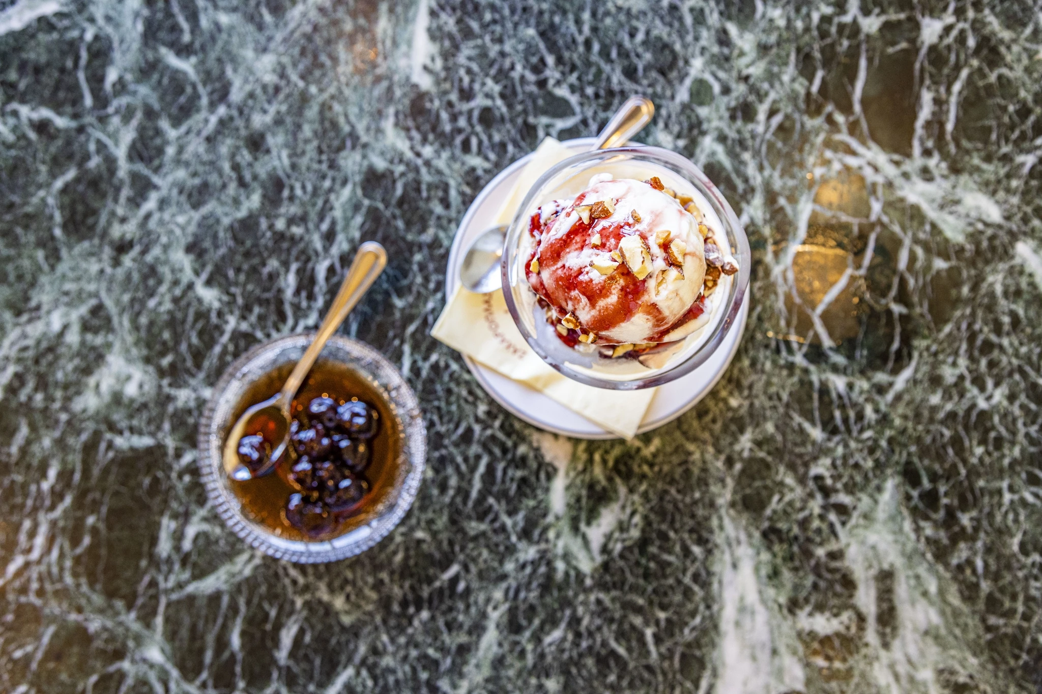 Σε ένα από τα πιο παλιά γαλακτοπωλεία του Πειραιά, τρως παγωτό με ιστορία 90 χρόνων