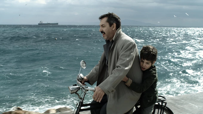 Λάκης Παπαστάθης Ταξίδι στη Μυτιλήνη