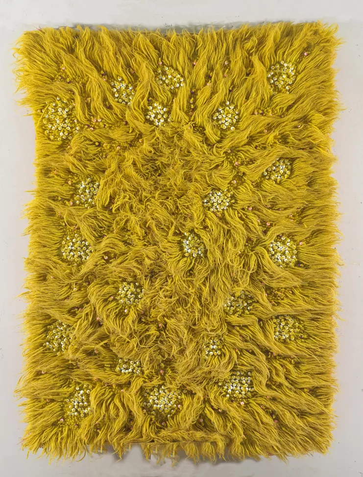 «Χωρίς τίτλο» 2023, Φυσικό μαλλί , χάντρες, σπάγγος, 140 x 100 εκ.