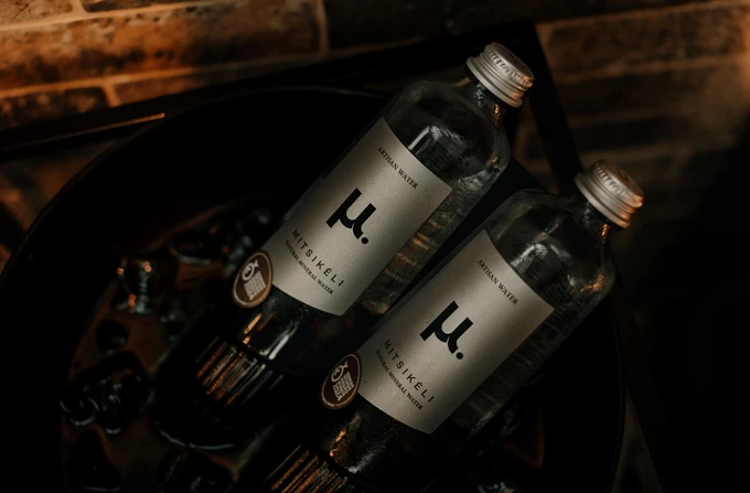 Το μ. Artisan Water κάνει ακόμη πιο ξεχωριστή την εμπειρία του Dine Athens 2025. 9