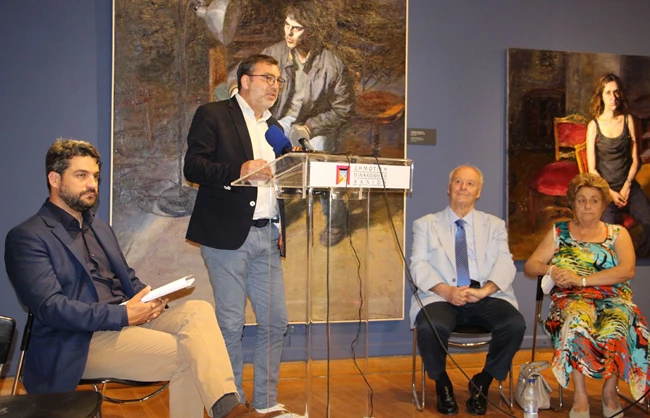 Στο βήμα ο Αντιδήμαρχος Πολιτισμού και Πρόεδρος της Δημοτικής Πινακοθήκης Χανίων, Γιάννης Γιαννακάκης και οι: (από αριστερά) Π. Σημανδηράκης, Αντ. Χατζηιωάννου, Άζ. Χατζηιωάννου