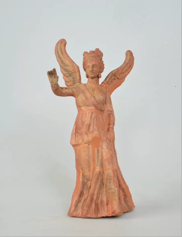 Πήλινο ειδώλιο Νίκης. 2ος/1ος αιώνας π.Χ.