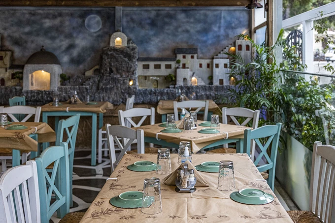 Οι 5 γύρες, το βολιώτικο τσιπουράδικο στην Αθήνα 1