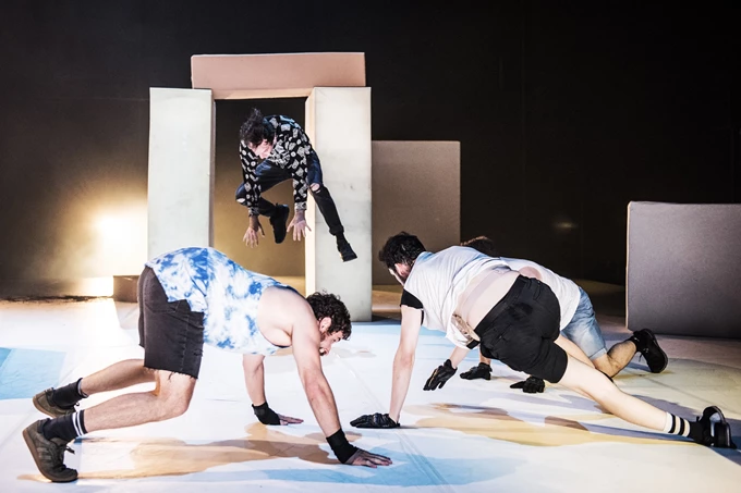 Τα σκυλιά του Ανέστη Αζά στο θέατρο Κιβωτός μετά το Φεστιβάλ Αθηνών Επιδαύρου