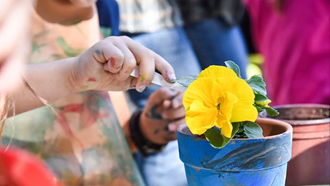 Μικροί κηπουροί με πινέλα