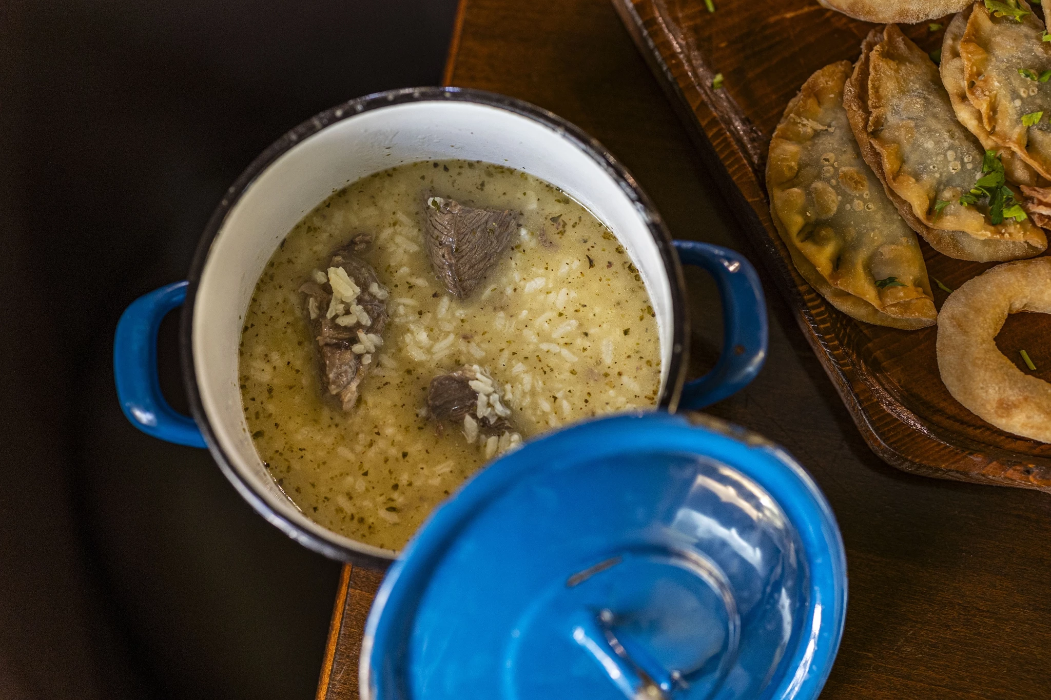 Στην πλατεία Προσκόπων, η κρητική κουζίνα συναντά την αγιορείτικη