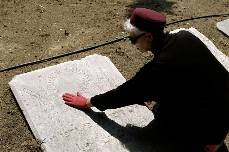 Λήδα Παπακωνσταντίνου, &quot;Εις το Όνομα&quot;, 2007 (στιγμιότυπο). Βιντεοεγκατάσταση, πενταπλή προβολή, έγχρωμη, ήχος. 1η Μπιενάλε Σύγχρονης Τέχνης Θεσσαλονίκης-&quot;Ετεροτοπίες”. Κρατικό Μουσείο Σύγχρονης Τέχνης, Θεσσαλονίκη. Παραγωγή: Κέντρο Σύγχρονης Τέχνης Θεσσαλονίκης-ΚΣΤΘ, ΚΜΣΤ. Ευγενική παραχώρηση της καλλιτέχνιδας