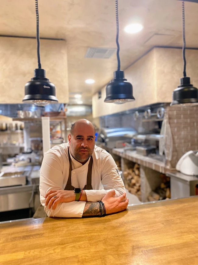 Ο σεφ Άγγελος Μπακόπουλος στον εστιατόριο Αστακός Astakos στη Γλυφάδα