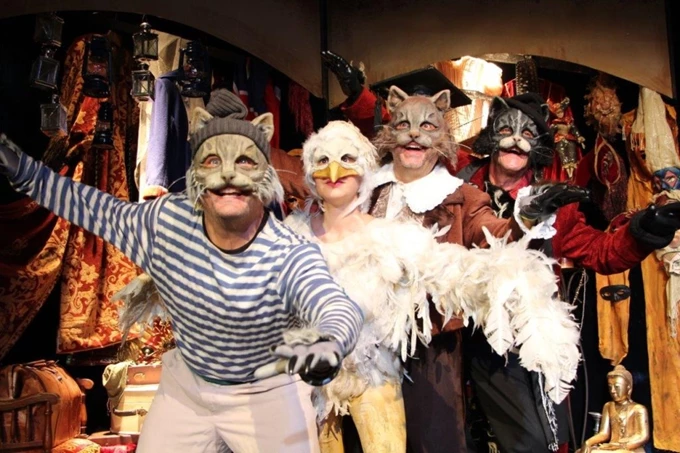 Η ιστορία του γάτου που έμαθε σ’ ένα γλάρο να πετάει