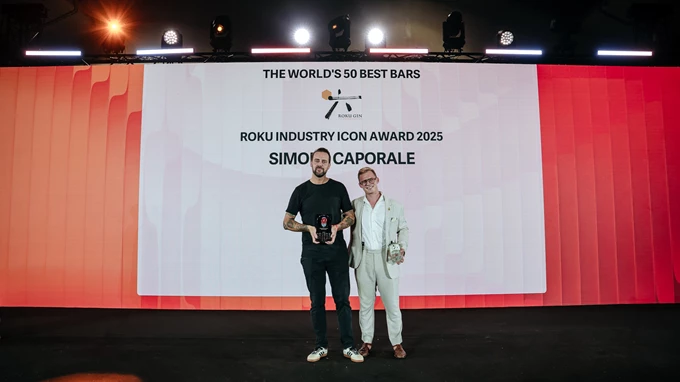 The World's 50 Best Bars 2025_Ο Σιμόνε Καποράλε με το Industry Icon Award