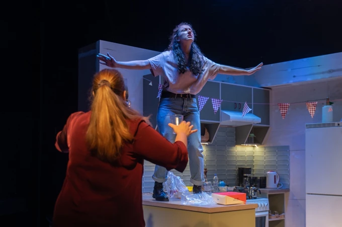 Με δύvαμη από τηv Κηφισιά σκηνοθ. Μαυραγάνη