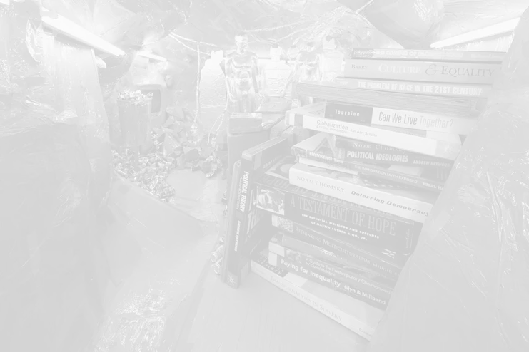 Thomas Hirschhorn (γενν. 1957,Βέρνη,Ελβετία) Cavemanman, 2002 (λεπτομέρεια). Εγκατάσταση: ξύλο, χαρτόνι, ταινία, αλουμινόχαρτο, βιβλία, πόστερ, βίντεοτου Lascaux 2, κούκλες, τενεκεδάκια, ράφια, φώτα φθορισμού. Διαστάσεις μεταβλητές