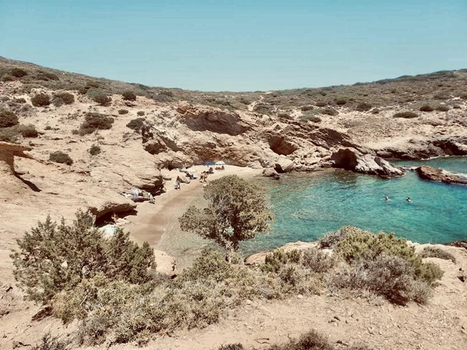 Ζέστη, καιρός για Τσίου: Η μάλλον ομορφότερη παραλία της Αττικής