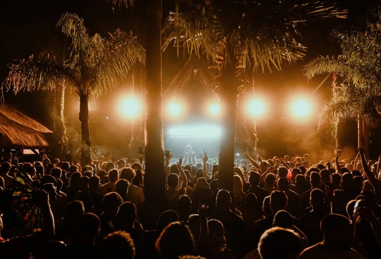 Λένε πως κάθε καλοκαιρινή μέρα αρχίζει και τελειώνει σε αυτό το αθηναϊκό beach club