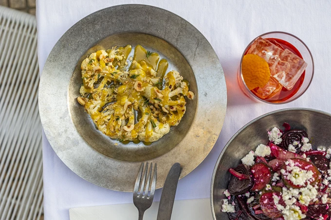 Το νέο μπαρ Una Mas στο Κολωνάκι 5