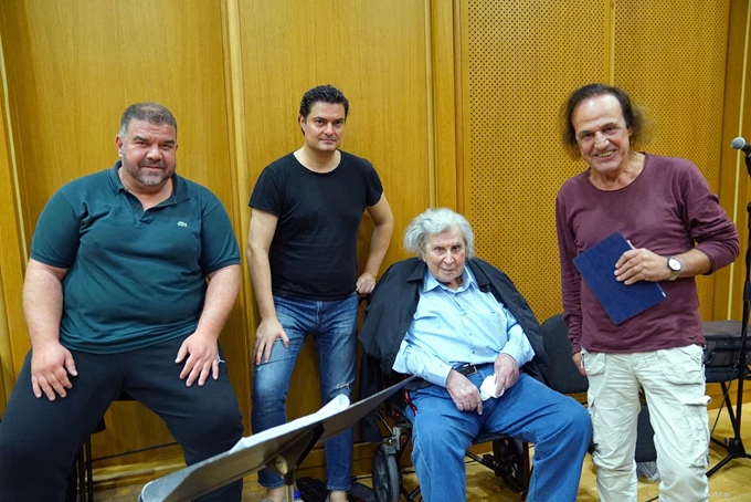 Ο Γιώργος Πέτρου διευθύνει Μίκη Θεοδωράκη στο Μέγαρο - εικόνα 4