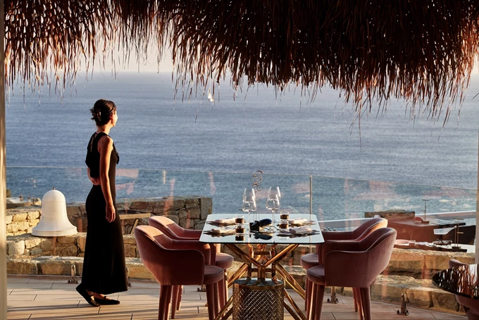 'Cabbanes': Το σχεδόν speakeasy fine dining της Μυκόνου