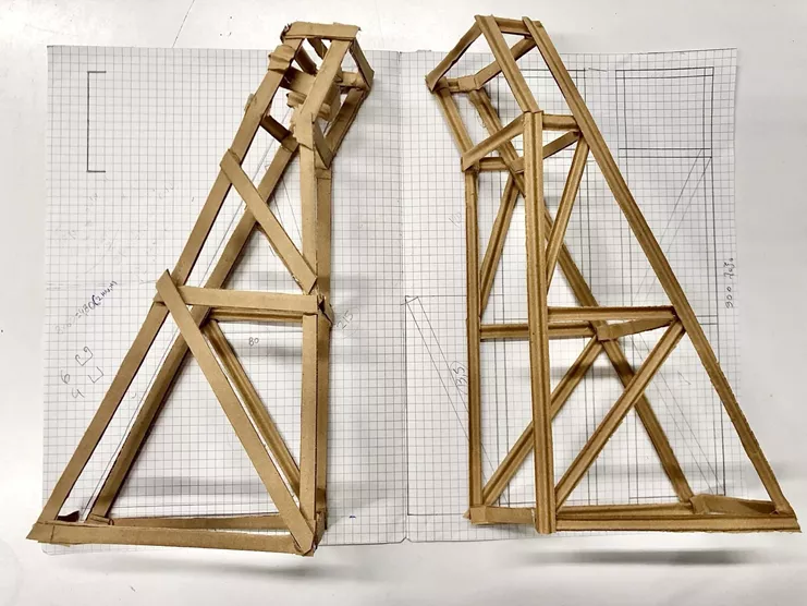 &quot;Μελέτη για ένα ουτοπικό μνημείο”, Κατερίνα Μπότσαρη. Διαστάσεις μεταβλητές. Υλικό: σίδερο γαλβανιζέ, μοτέρ, ιμάντες, ρουλεμάν. Χρονολογία: 2025