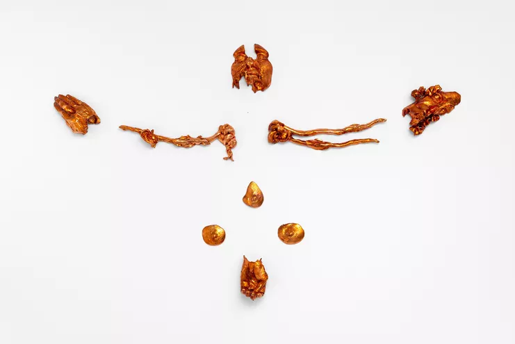 Μαλβίνα Παναγιωτίδη, «Until its wings bear off night&#39;s middle witch», 2022. Χαλκός 20  x  75  x  10 εκ. Με την ευγενική παραχώρηση της καλλιτέχνιδος