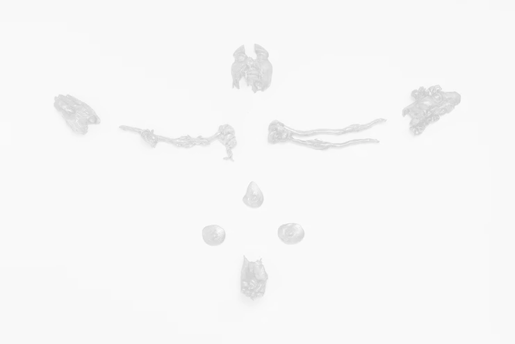 Μαλβίνα Παναγιωτίδη, «Until its wings bear off night&#39;s middle witch», 2022. Χαλκός 20  x  75  x  10 εκ. Με την ευγενική παραχώρηση της καλλιτέχνιδος