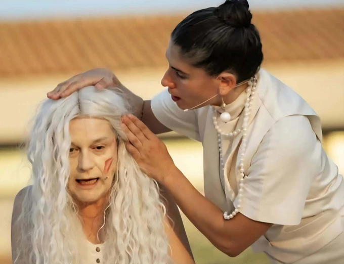 Ουρανός απ΄ άλλους τόπους-ρόδα στο μαντίλι