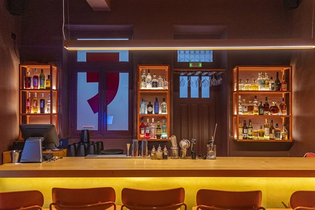 Το μπαρ στο εστιατόριο Dear Manouka στο Παγκράτι