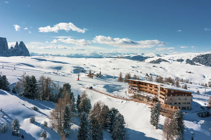 Το εστιατόριο Omnia στις Άλπεις με τη σεφ Αγγελική Χαραμή