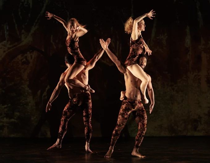 Momix Christmas Theater