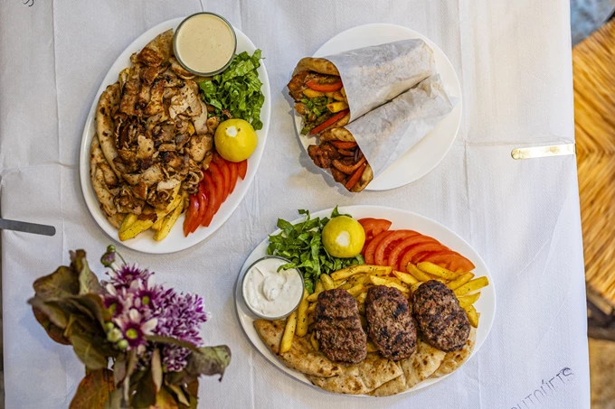 Το σουβλατζίδικο Koutoúfis στο Παγκράτι 15