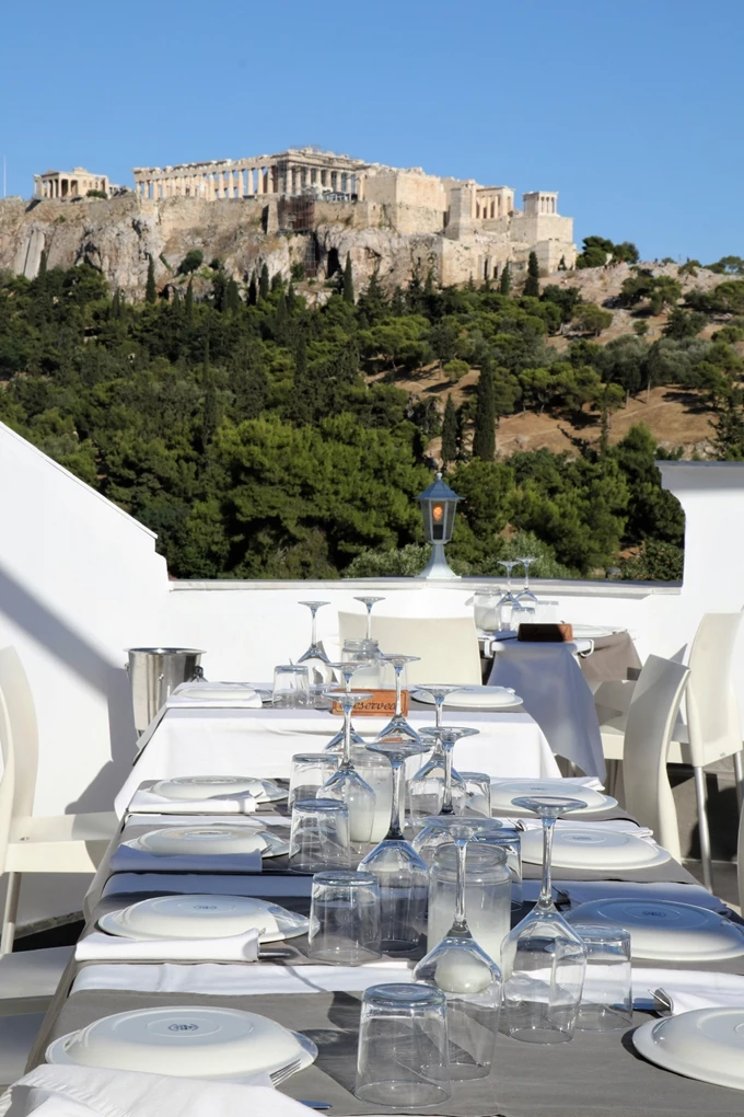 Συν Αθηνά, Θησείο, αφιέρωμα κρέας