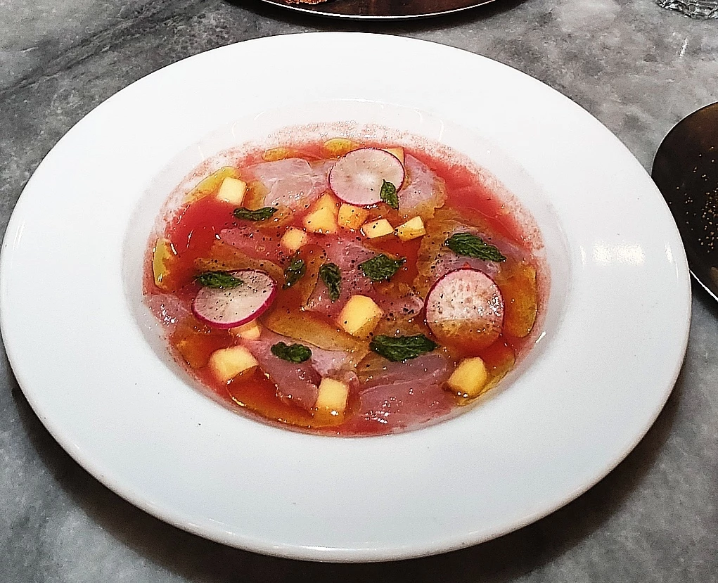 Το πιάτο της εβδομάδας: Ωμός κέφαλος με τοματόζουμο στο Pharaoh