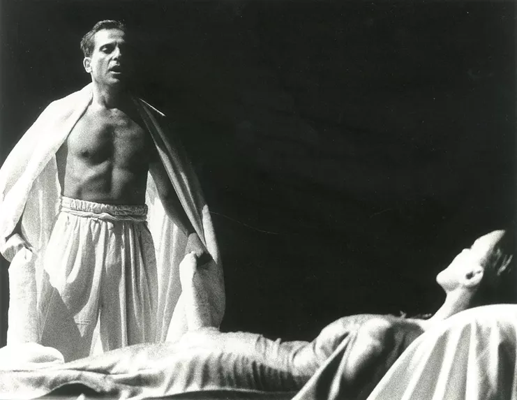 Ο Μηνάς Χατζησάββας ως Ιππόλυτος και η Μπέττυ Αρβανίτη ως Φαίδρα στην παράσταση του "Ιππόλυτου" του Ευριπίδη στην Επίδαυρο σε σκηνοθεσία Γιάννη Χουβαρδά (Εθνικό Θεάτρο, 1989)