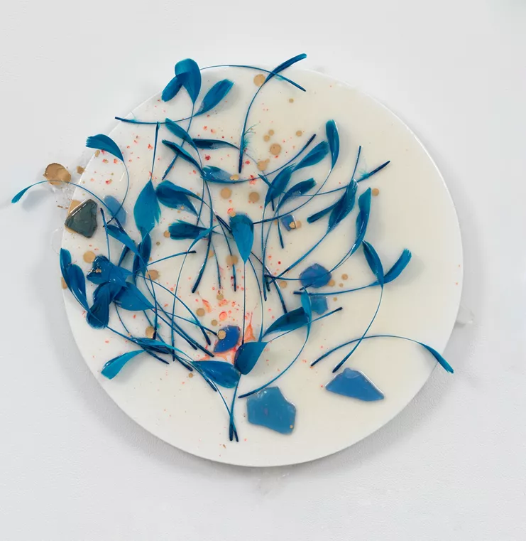 Helen Marden, «Sanuk II», 2023. Resin, pigment, and feathers on linen 20 x 22 x 5 inches (50.8 x 55.9 x 12.7 cm) © 2023 Helen Marden/Artists Rights Society (ARS), New York