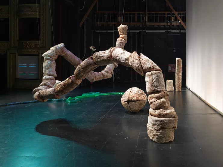 Nour Mobarak, Dafne Phono, μυκήλια Pleurotus citrinopileatus και Trametes versicolor, ξύλο, γύψος, πλαστικό PET, σιλικόνη, ατσάλι, σκούπα, τρύπα (11 εκ x 7 εκ), ήχος 15 καναλιών, μονοκάναλο βίντεο, διάρκεια: 21 λ. 44. δευτ., 2021 - 2023. Άποψη εγκατάστασης, Nour Mobarak, Dafne Phono, Δημοτικό Θέατρο Πειραιά, 2023