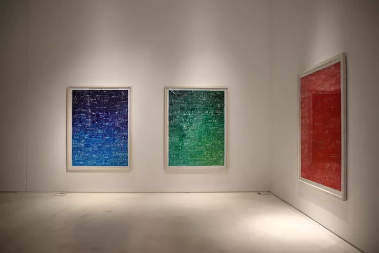 Cristina Lucas Monochromes, 2016. Εκτύπωση μελάνης σε δύο επάλληλες μεθακρυλικές επιφάνειες των 5 και 3 χιλιοστών και εκτύπωση μελάνης σε λευκό dibond των 3 χιλιοστών, 207× 159,5 × 4,5εκ., πλαισιωμένο σε σκαλιστό και βαμμένο ξύλο οξιάςΈκδοση των 3 και 1 δοκίμιο της καλλιτέχνιδας. Άποψη εγκατάστασης: ΕΜΣΤ-Εθνικό Μουσείο Σύγχρονης Τέχνης, Αθήνα. Ευγενική παραχώρηση της καλλιτέχνιδας