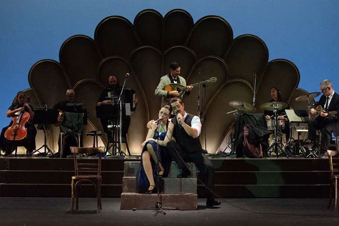 MANOLIS / καρδιά σε τέσσερις χορδές