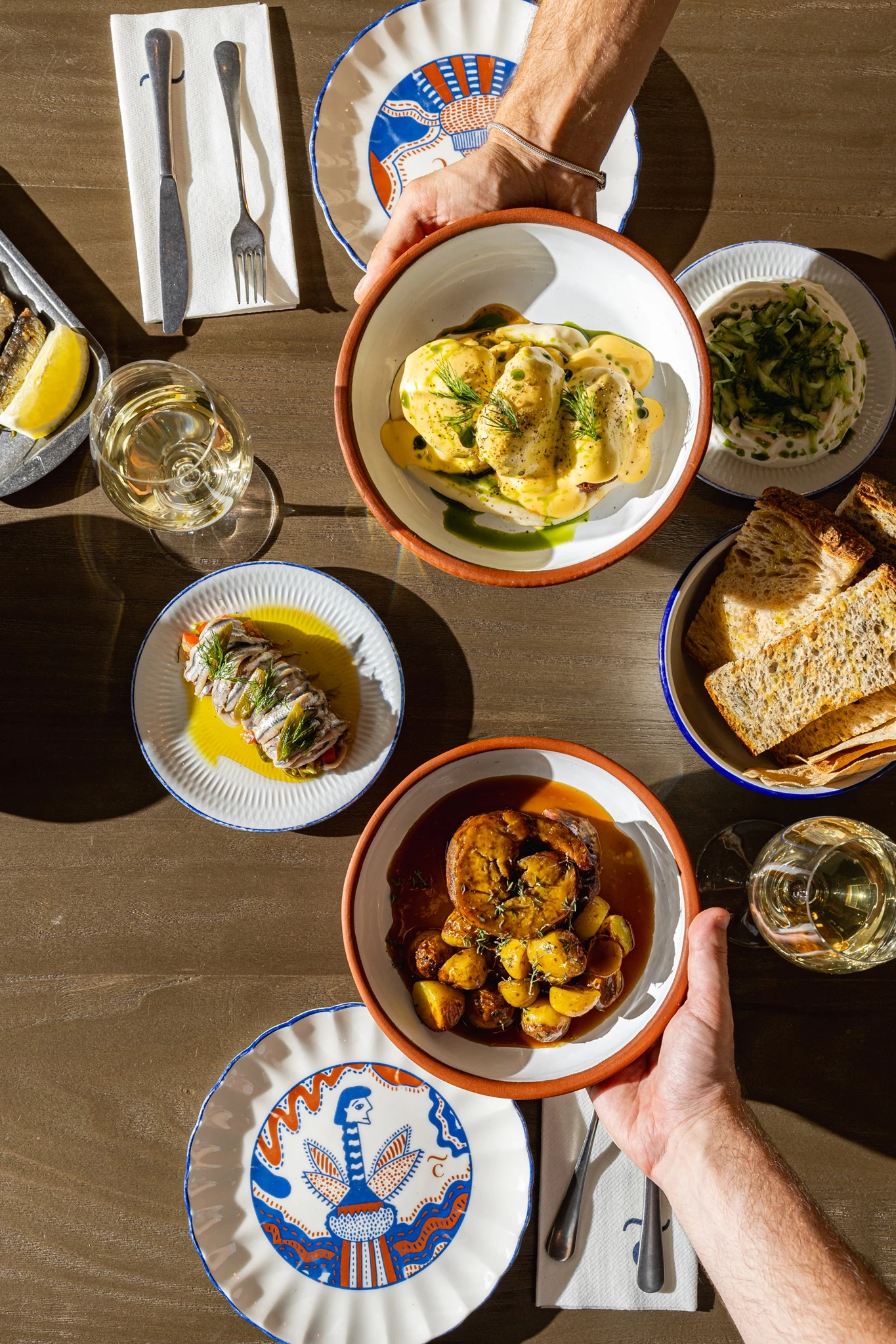 Το πιο δημοφιλές μεζεδοπωλείο της Αθήνας κλείνει έναν χρόνο λειτουργίας και το γιορτάζει