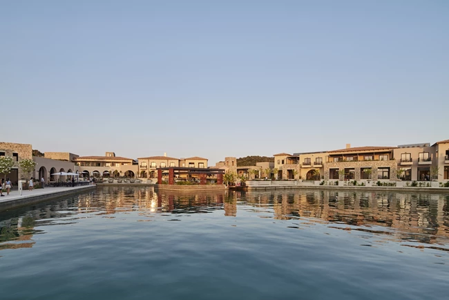 Navarino Agora, Costa Navarino