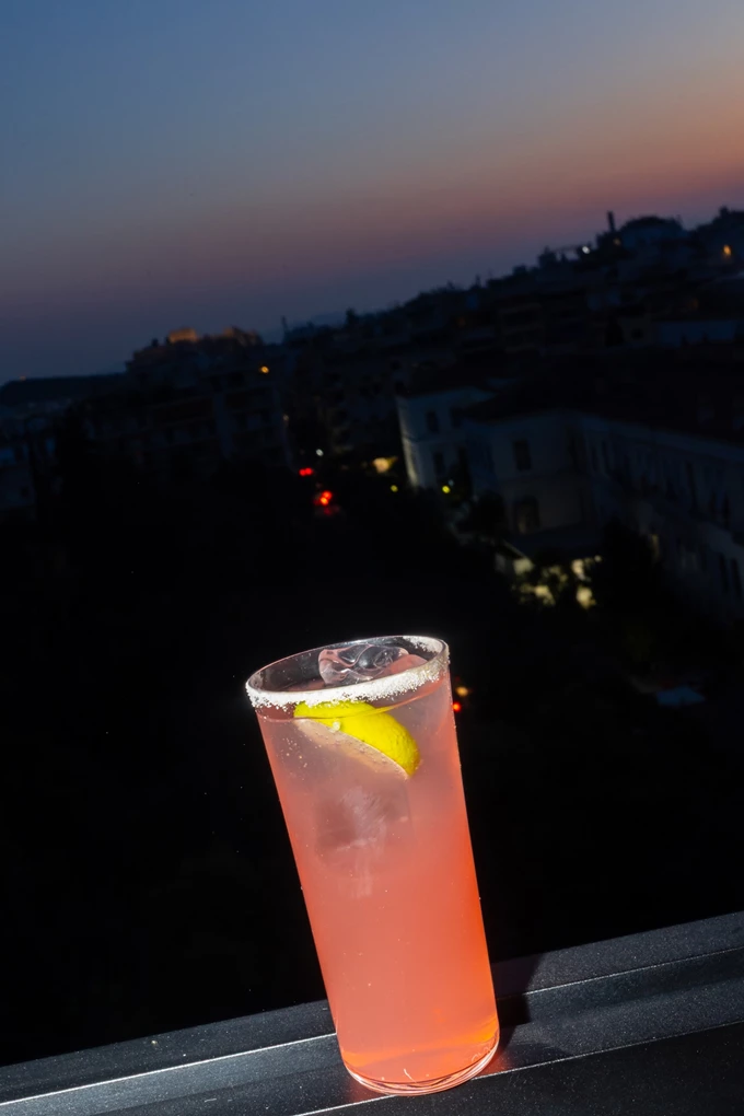 Το rooftop speakeasy μπαρ 1818 στο ξενοδοχείο The Modernist 6