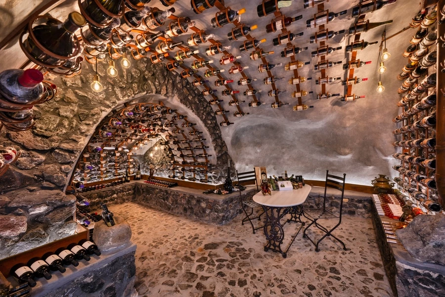 Ένα μυστικό κελάρι της Σαντορίνης ήρθε στο φως