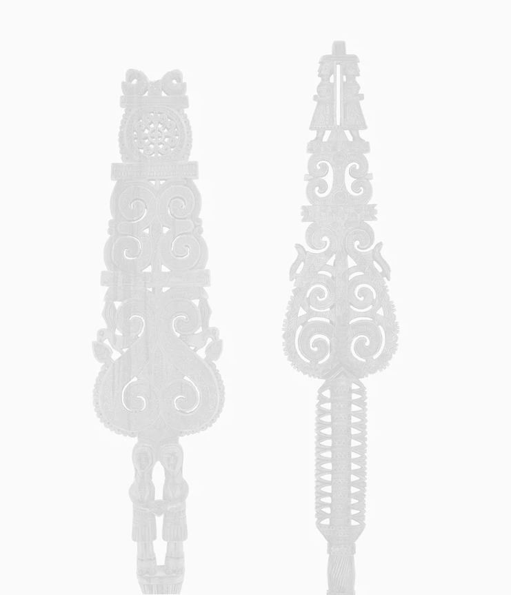 Σαρακατσάνικές ρόκες, Ξηρόμερο Αιτωλοακαρνανίας, αρχές 20ού αι. Αριστερά: με δύο γυναικείες μορφές στο κάτω μέρος και εγχάραξη: Λαμπράκης...Ιδιωτική συλλογή. Δεξιά: με ελικοειδή περιγράμματα αντικριστών φιδιών και δύο γυναικείες μορφές που κρατούν κύπελλο στην κορυφή. Μουσείο Μπενάκη.