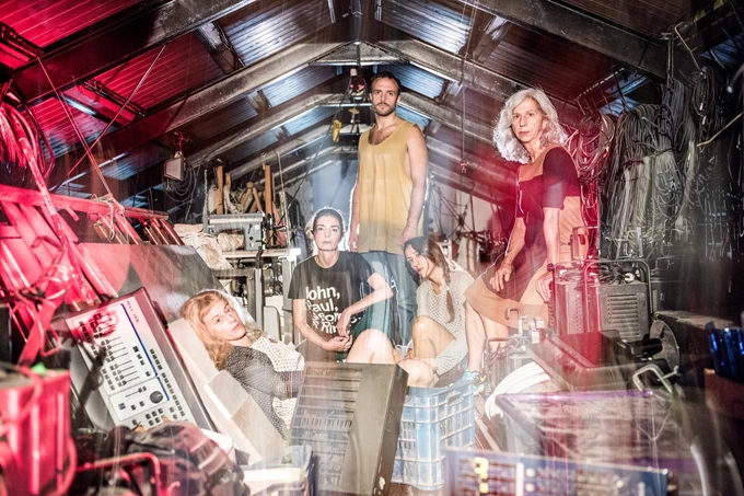 Η ζωή μιας γυναίκας, ο καθρέφτης της Ιστορίας