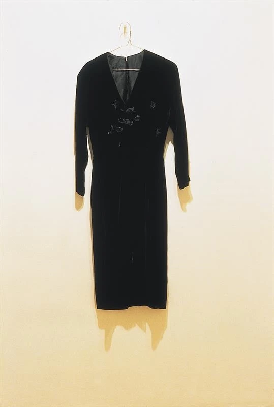 Cornelia Parker, Dress, Shot by Pearl Necklace, 1995, Συλλογή ΕΜΣΤ, μέρος της Δωρεάς Συλλογής Δασκαλόπουλου, έκθεση ΓΥΝΑΙΚΕΣ, μαζί