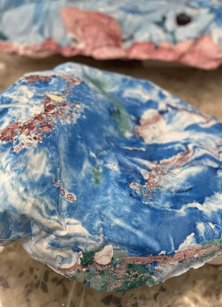 View of Us, 2023, τσιμεντοειδή δομικά υλικά, ακρυλικό χρώμα, λεπτομέρεια εγκατάστασης