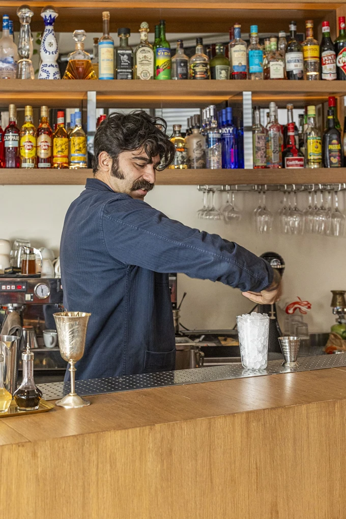 Το μπαρ Έρλι στα Εξάρχεια 5